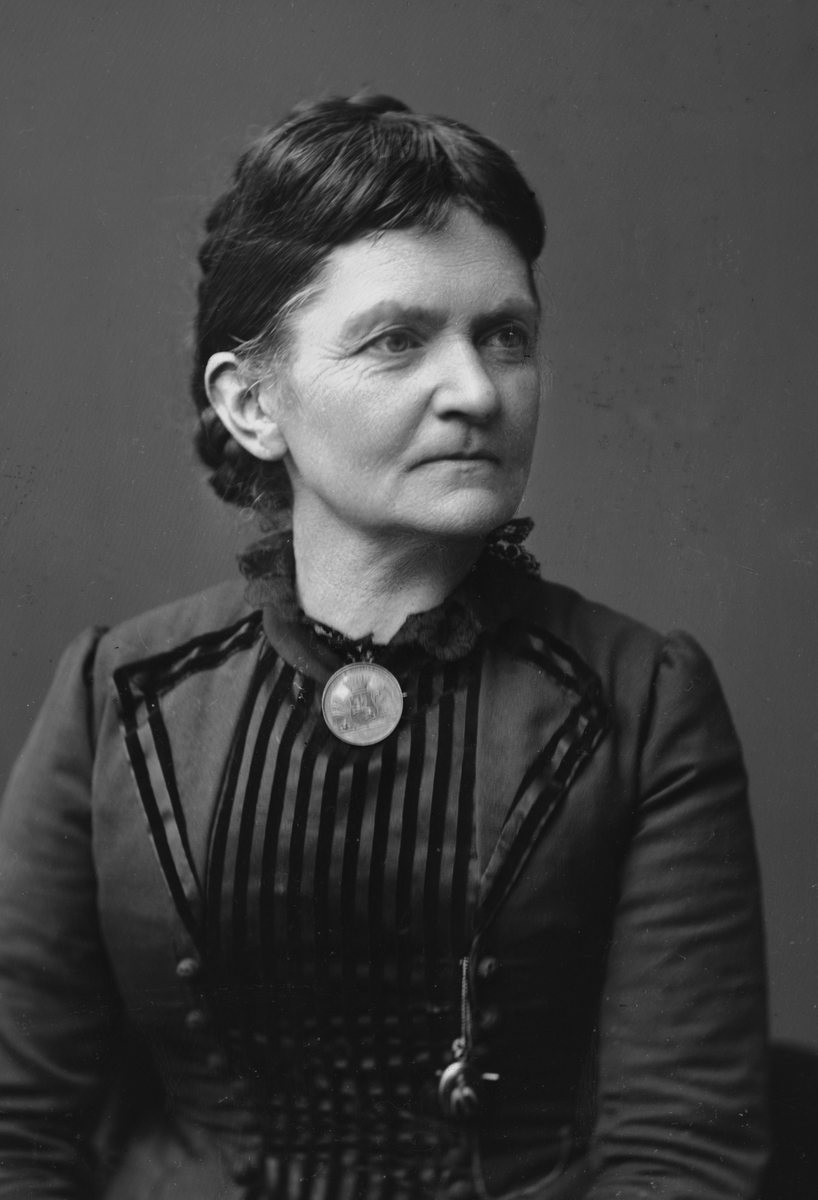 Maria Tesch, Porträtt. Porträttbild från Maria Teschs ateljé. Foto: Maria Tesch. Fotograferad i Maria Teschs ateljé som fanns i Linköping åren 1873 - 1936. Digitaliserad efter original glasnegativ som förvaras på Stiftsbiblioteket /Linköpings stadsbibliotek.
