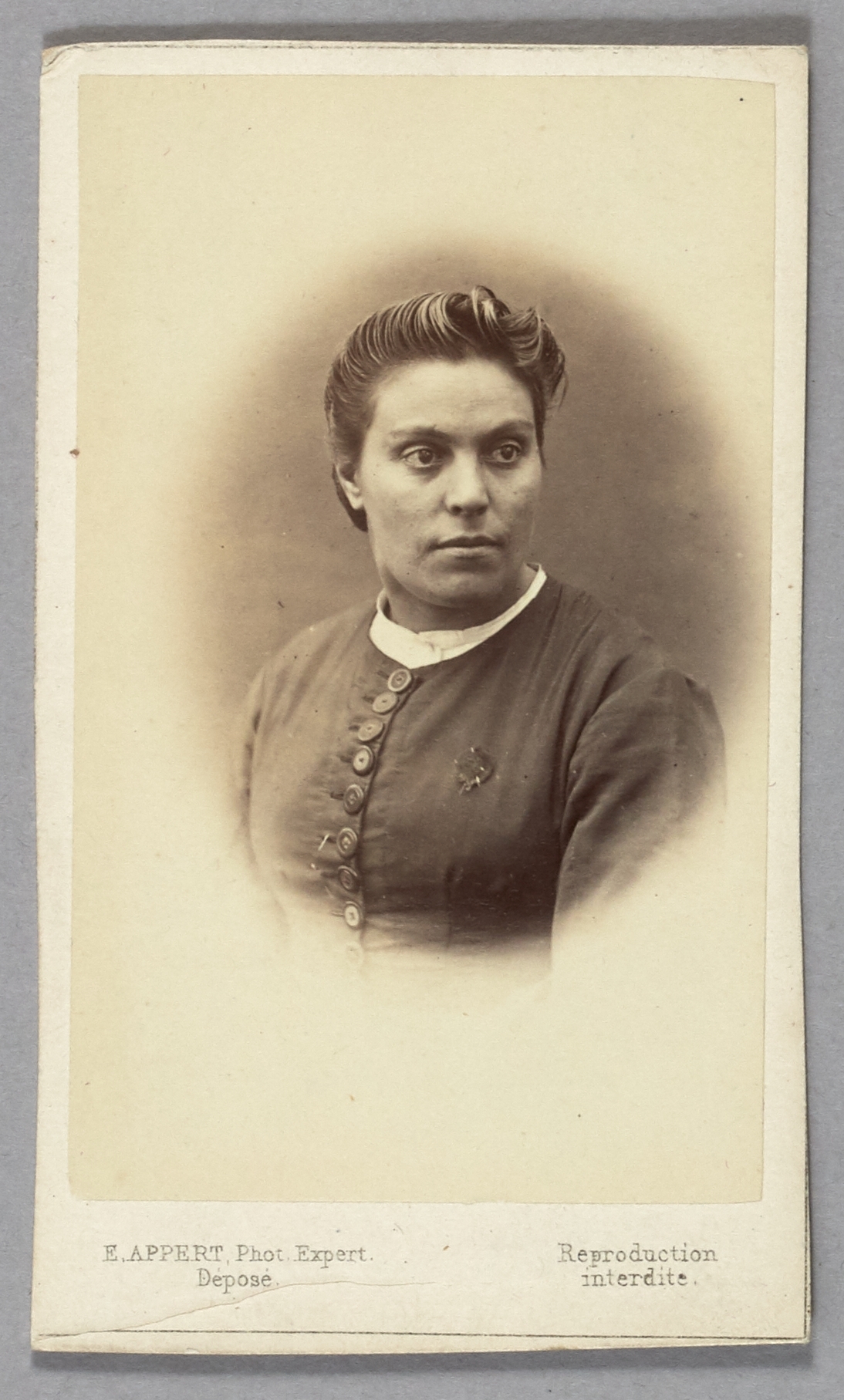 Ernest Charles Appert, Portrait de Gorget Victorine, pris à la prison des Chantiers à Versailles. Commune de Paris, 1871.