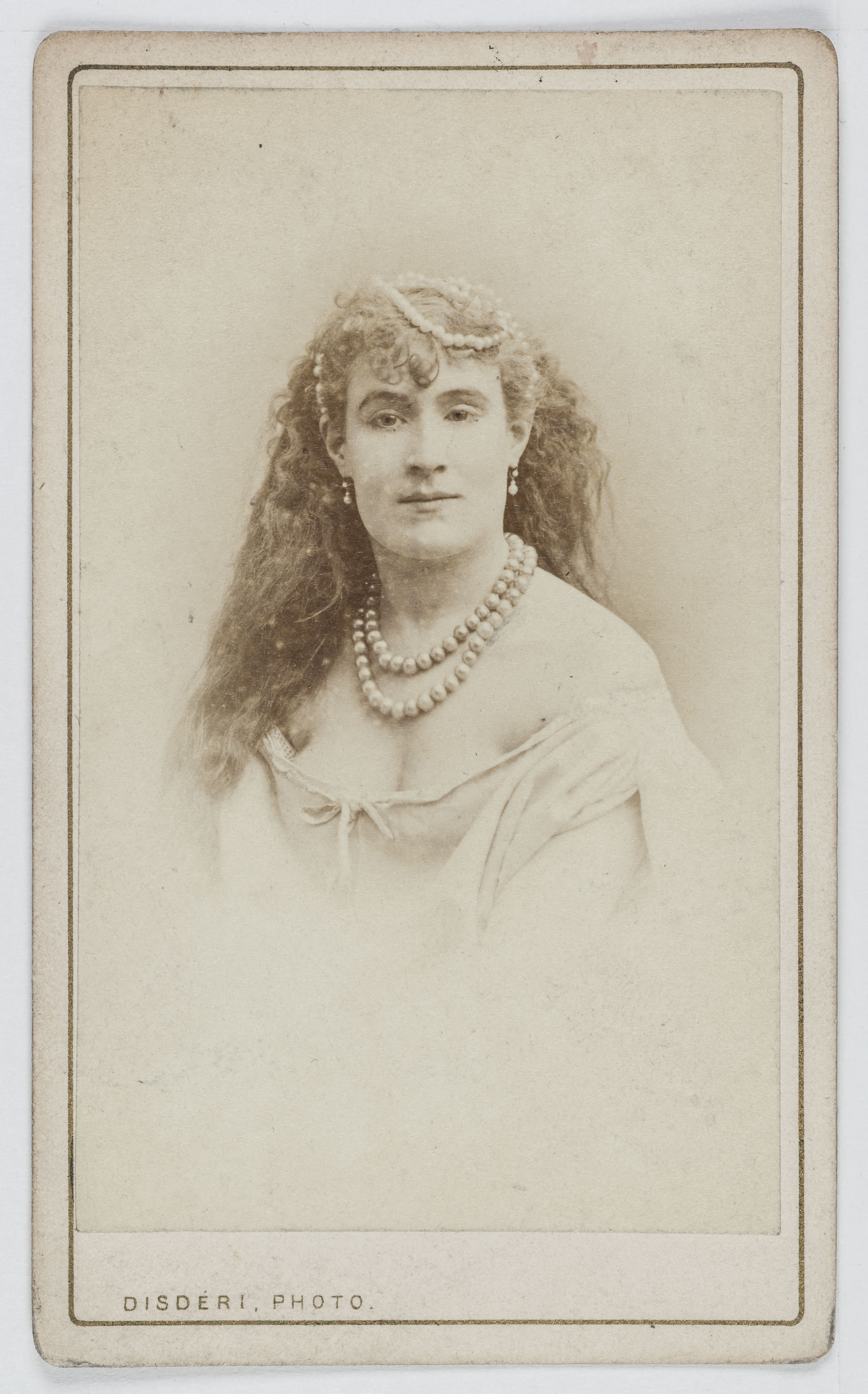 André-Adolphe-Eugène Disdéri, Portrait de L. Sergent, actrice au Théâtre des Bouffes-Parisiens en 1869.