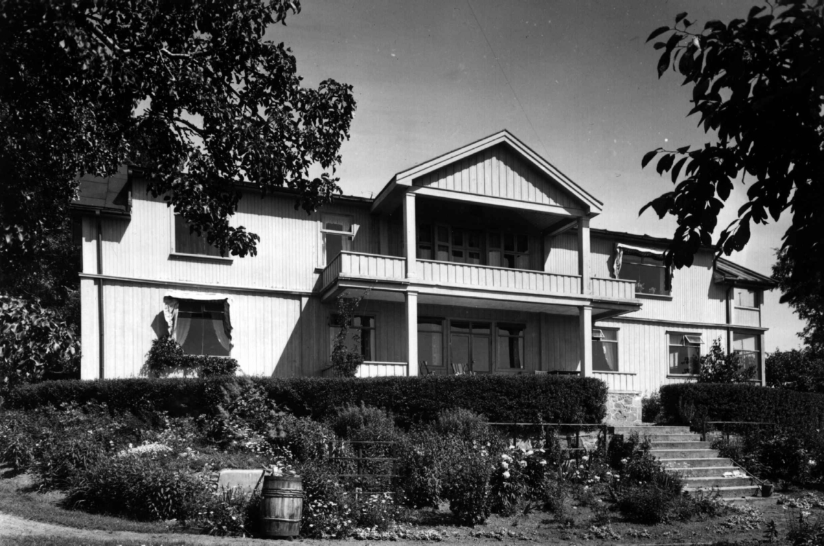 Anders Beer Wilse, Jomfrubråten gård, Oslo, Østre Aker. Hovedbygningen og hagen.