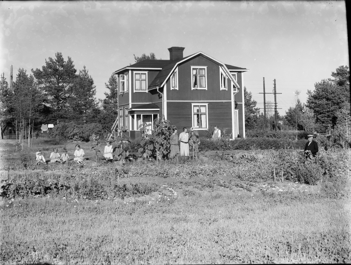 Skötsner-Edhlund, Residential buildings with children and adults in the garden, Stjärlund, Gammelbyn, Uppland