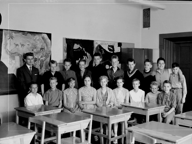 Sven Lindskog, Olaus Petriskolan, classroom interior, 18 schoolchildren with teacher Bengt Andersson. Class 6Ae, Hall 10.