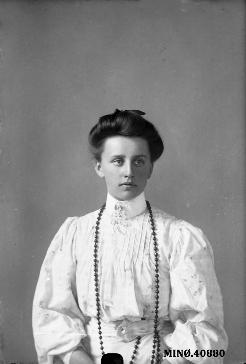 Oscar Holte, Portrett av kvinne - Mari Furuhovde