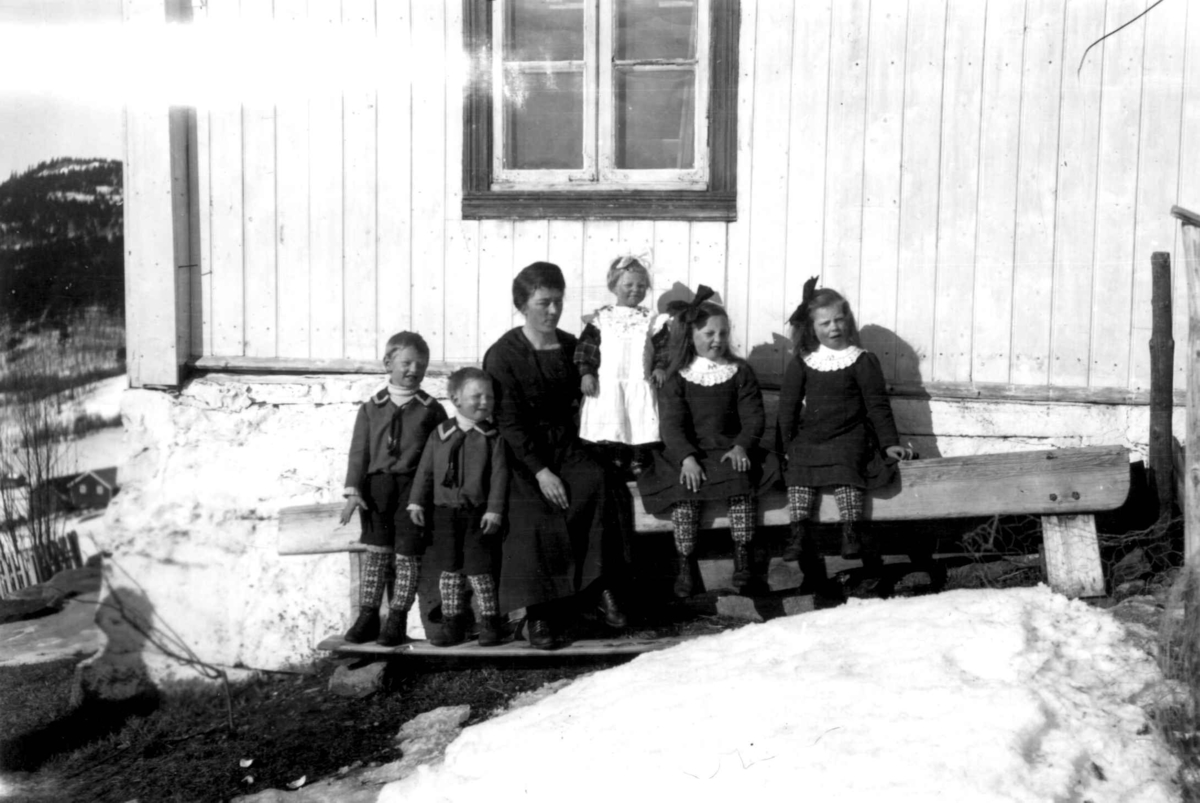 Hermann Christian Neupert, Barnedrakter. Leveld - Ål, Buskerud. 1930.Kvinne med fem barn.
