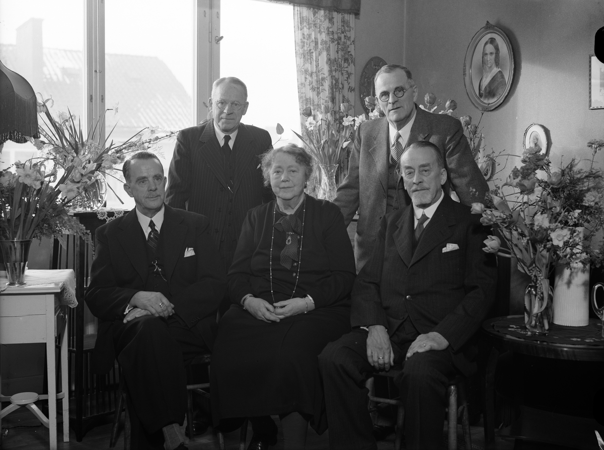 Paul Sandberg, Grupporträtt i hemmiljö, sannolikt Uppsala, 1947
