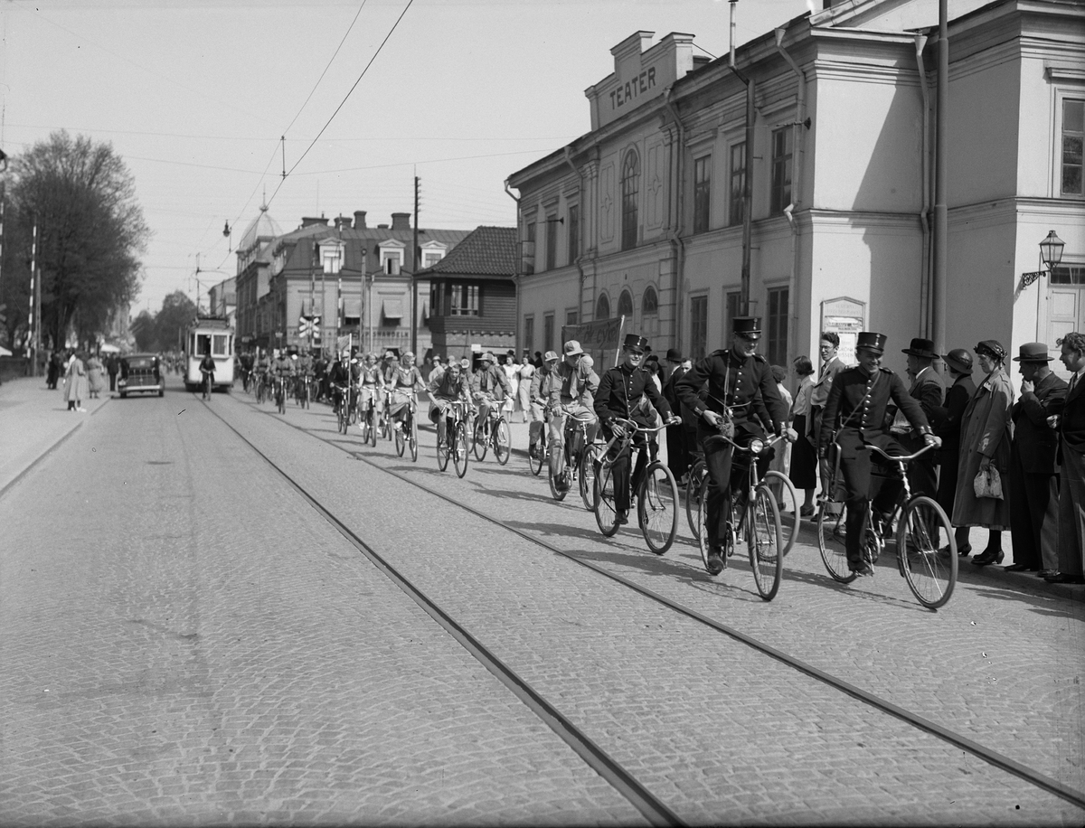 Paul Sandberg, Cykelkortege i samband med starten av Svenska cykelveckan, Vaksalagatan utanför Chateau Barowiak, Upsala teater