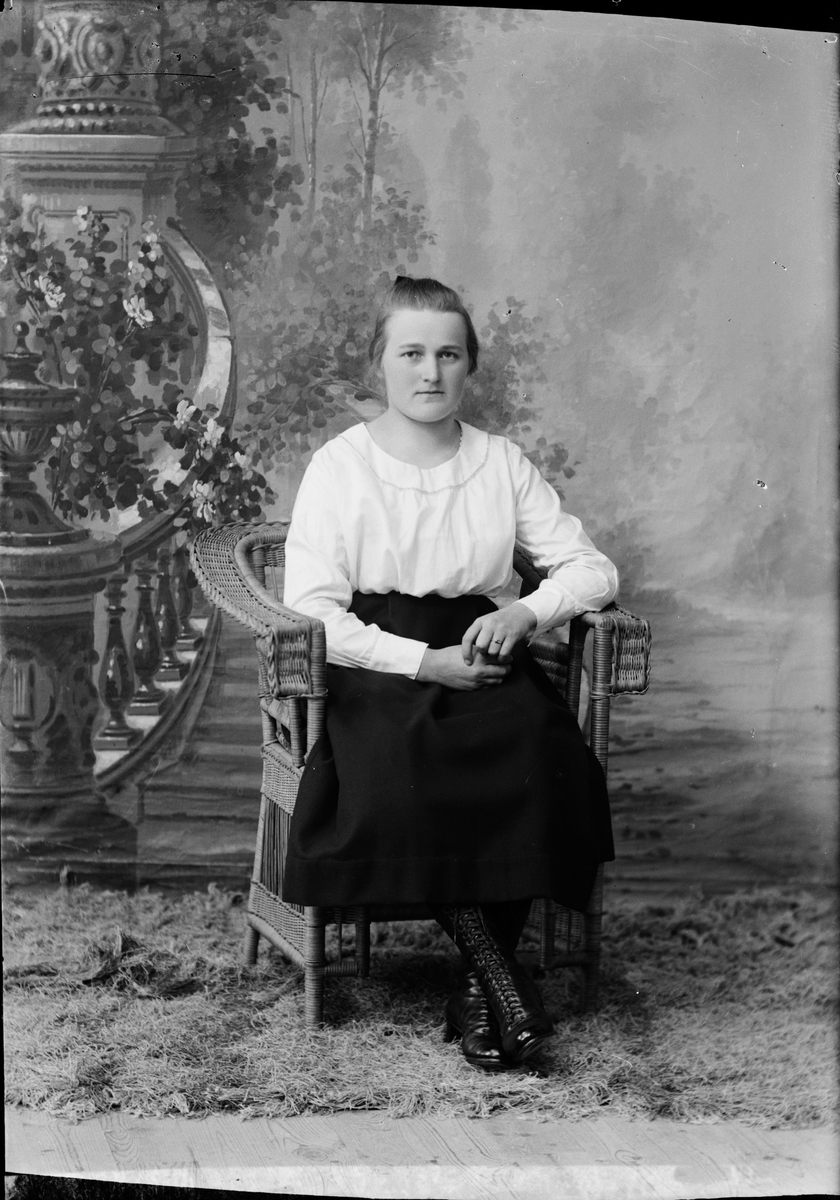 Skötsner-Edhlund, Ateljé Portrait - Bertha Eriksson from MalAra, Harg parish, Uppland 1923