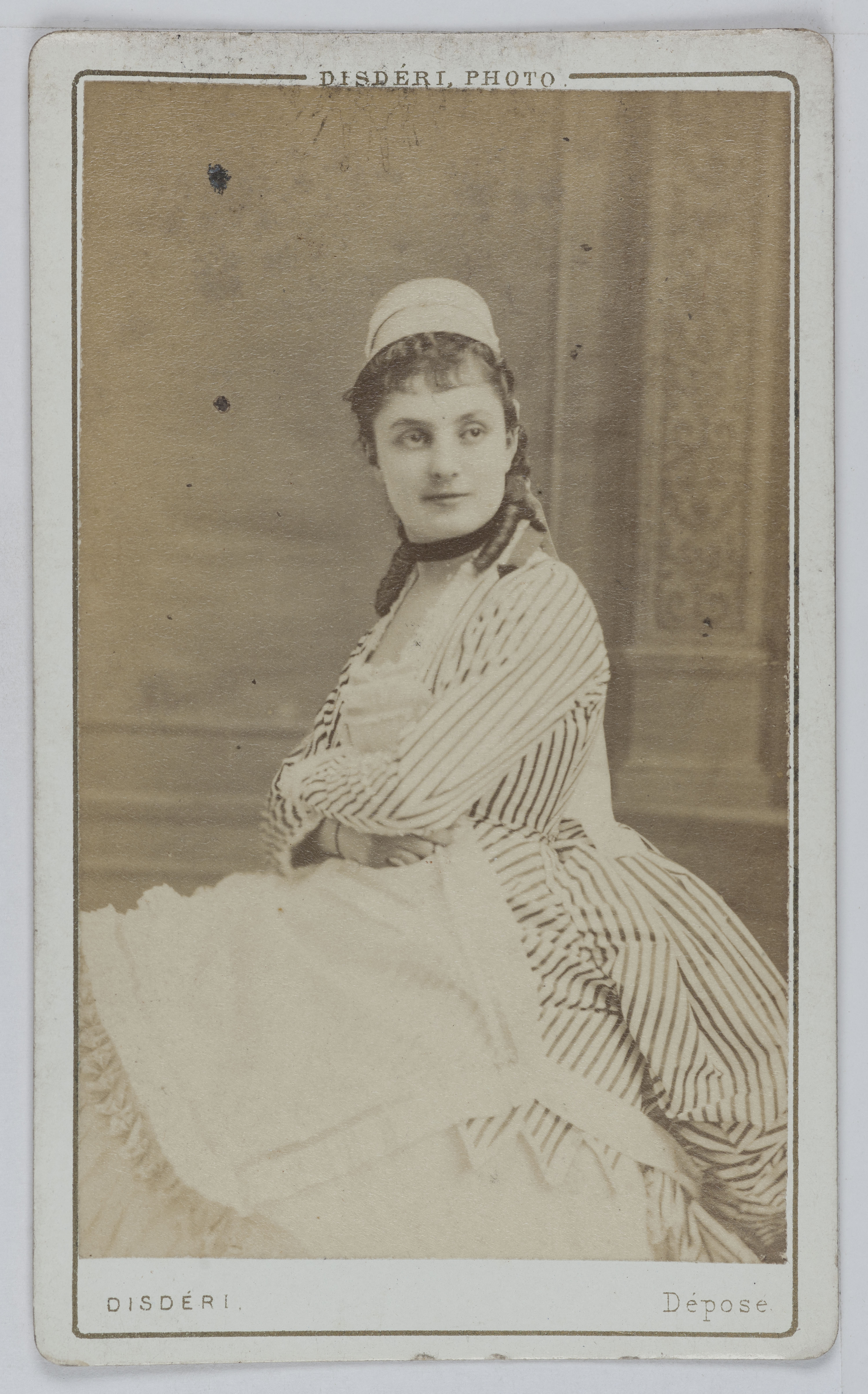 André-Adolphe-Eugène Disdéri, Portrait d'Augustine-Alexandrine Toulet (1849-1931), dite Alice Regnault, actrice de théâtre entre 1869 et 1880.