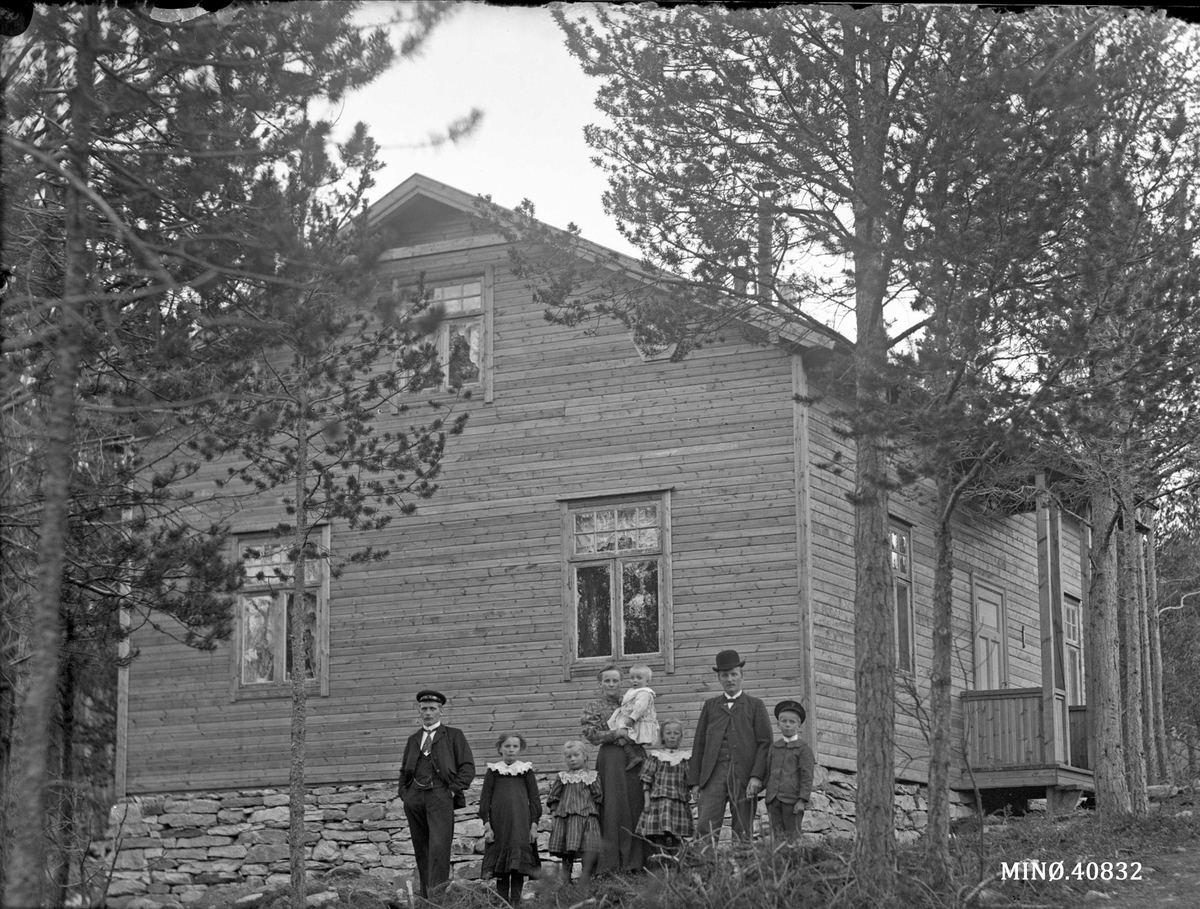 Oscar Holte, Familiebilde, bolighus