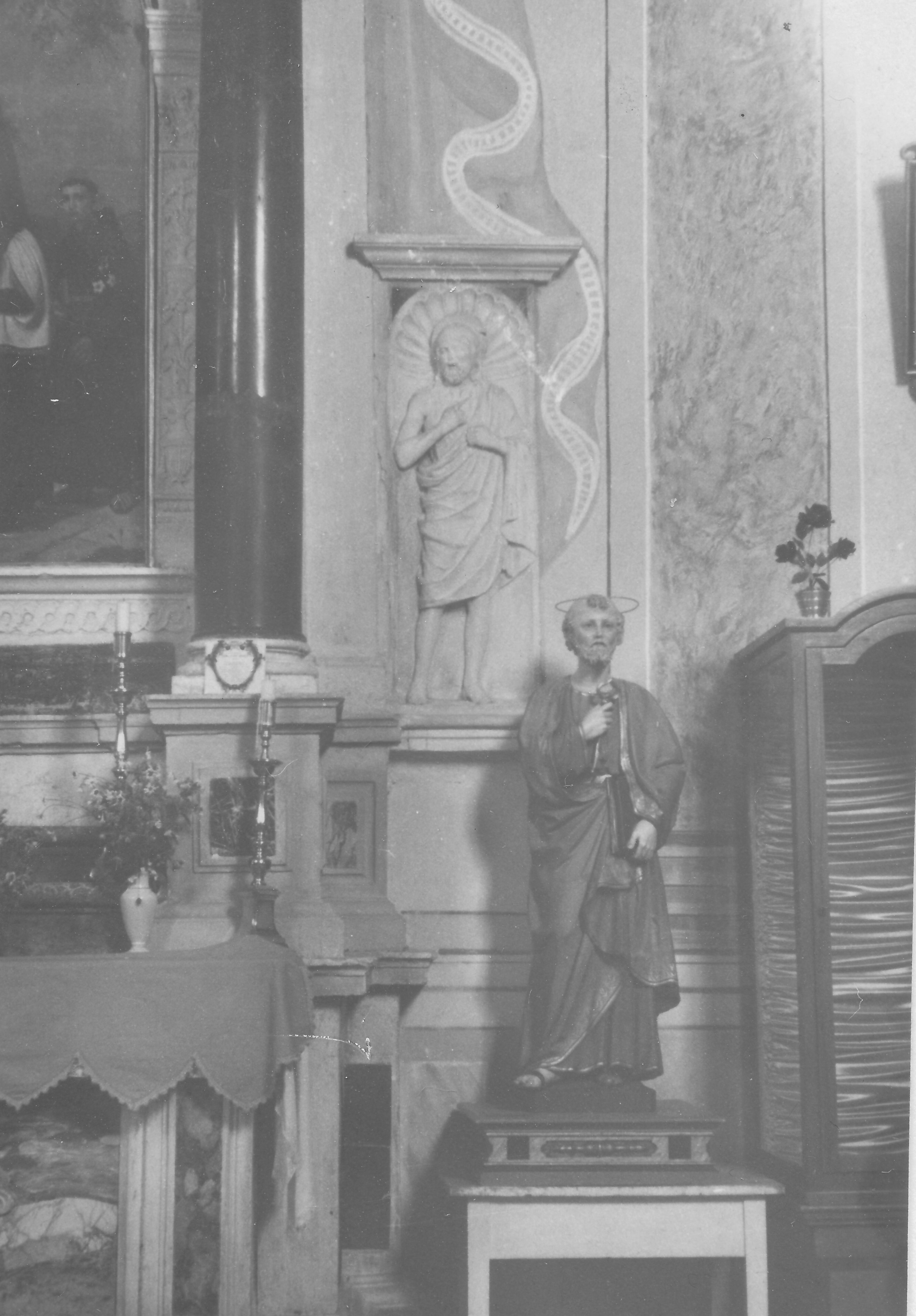 Branko Fučić, Sveti Petar (Ilovik), crkva sv. Petra (San Pietro del Amatta), dio unutrašnjosti: dio lijevog oltara, desno od njega renesansni kameni reljef sv. Ivana Krstitelja, sprijeda drveni kip sv. Petra