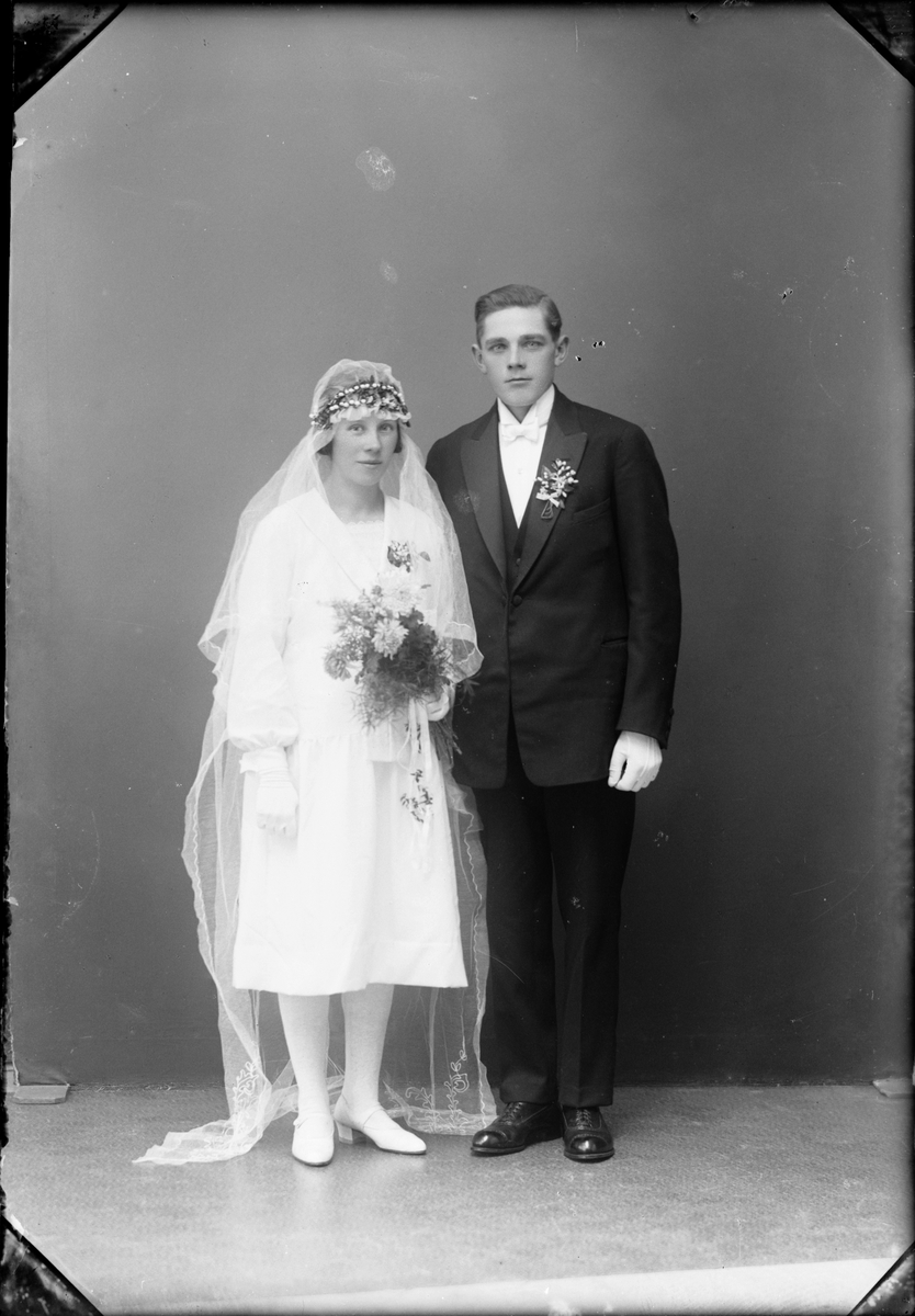 Skötsner-Edhlund, Ateljéporträtt - brudparet Andersson från Marka, Harg socken, Uppland 1926