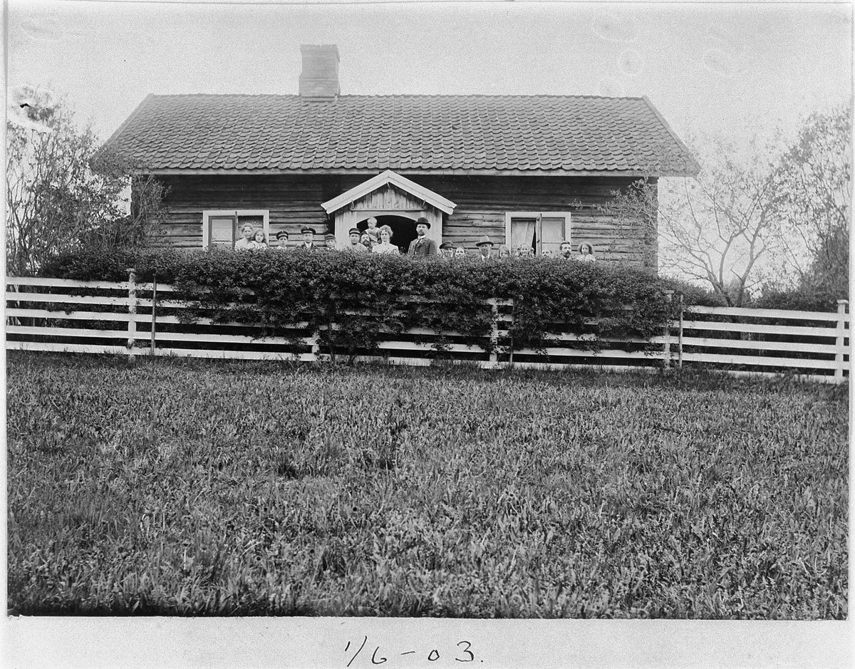 Johan Albert Steen, GRUPPE 17 UKJENTE PERSONER FORAN HUS, UKJENT STED. 1-6-1903.