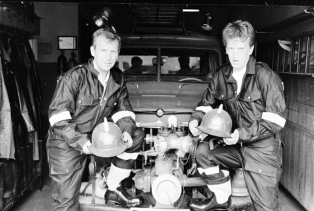 Anno Domkirkeodden, Berger Langmoen A/S, Norske Skog, Brumunddal. parkettfabrikken, Rolf Nyseth og Arne Grønvold fra bedriftens interne brannmannskap foran brannbil.