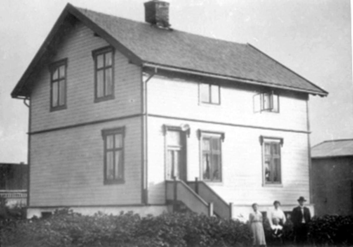 Anno Domkirkeodden, ANDREAS PEDERSENS GATE 13, GRØNNLI, BAKERI OG BUTIKK, BAKER ANTON A. JEVANORD BYGDE HUSET I 1915, FORAN FRA VENSTRE: KIRSTEN, MOR: OLGA OG BAKER ANTON A. JEVANORD, FORAN SØNNEN: ARILD