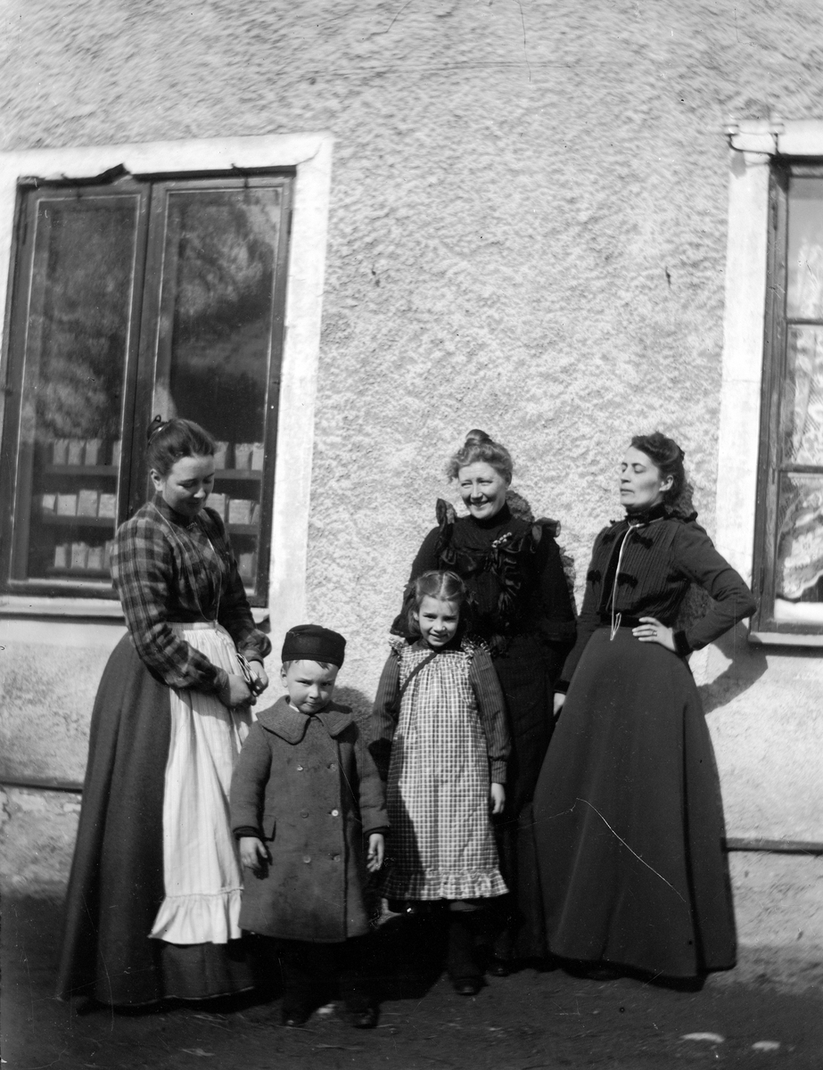 Carl Liljefors, Elin, Ivar and Carin Liljefors with Hilda Trotzig and Lotten Törnqvist, Svart, 37, County Edda, Svart,, Uppsala 1900 - 1901