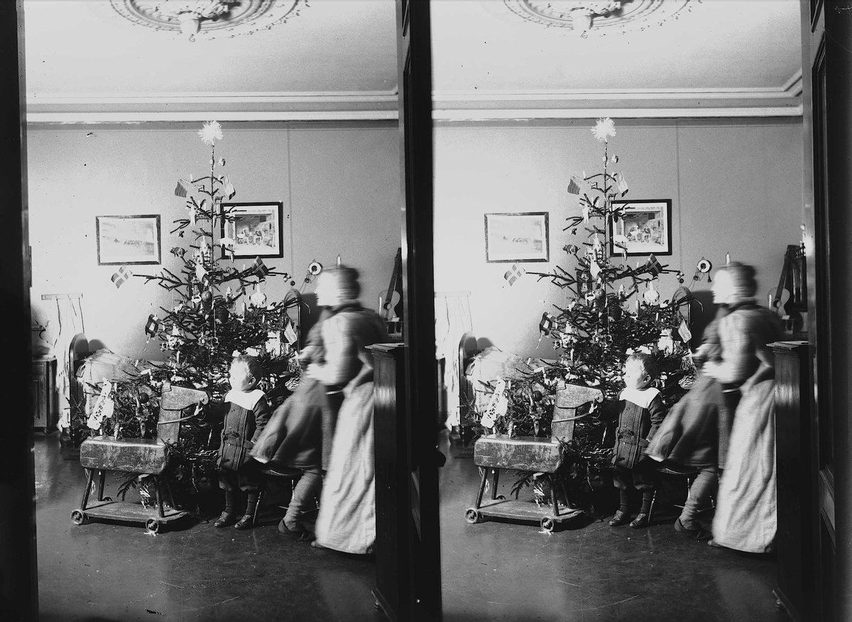 Axel Quinsgaard Wiborg, Julefeiring, familien Q. Wiborg i stue med juletre. Munkedamsveien 3, Oslo, 1901.