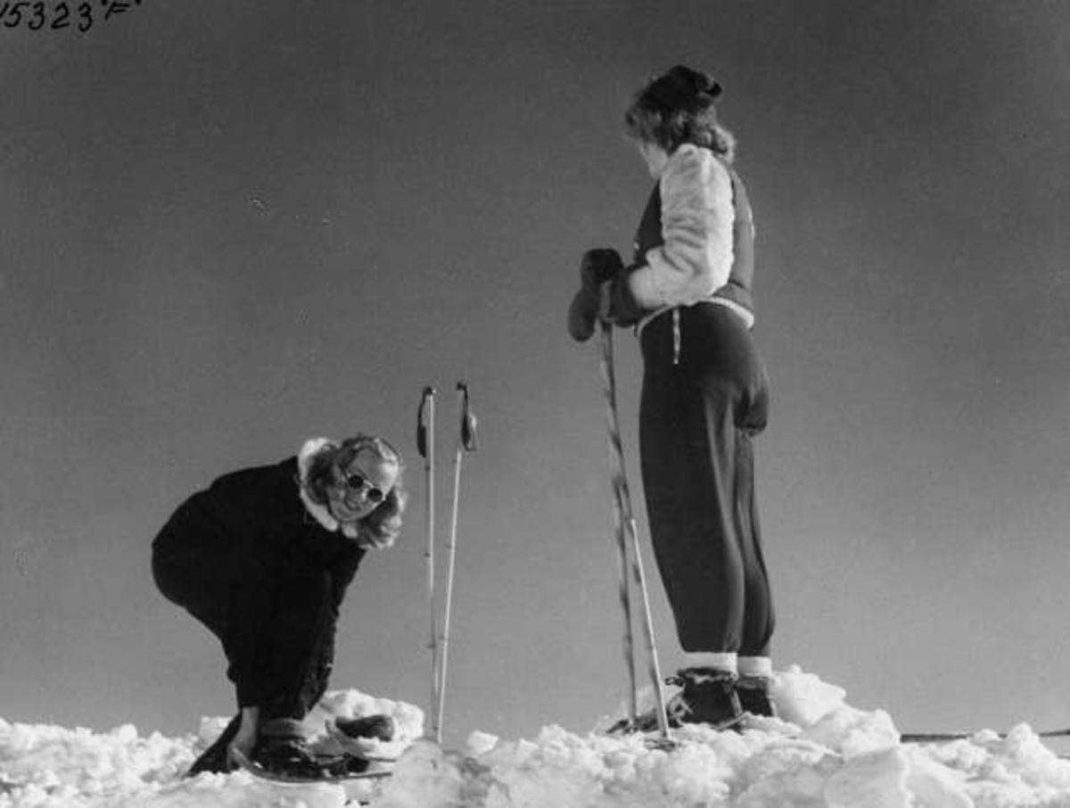 Anders Beer Wilse, Kvinnelige skiløpere og slalåmkjørere ved Gaustatoppen i Telemark.