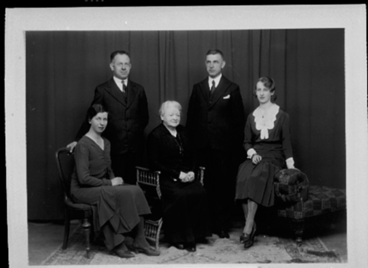 Anno Domkirkeodden, GRUPPE 5, FAMILIEN ØSTBYE, FRU BETZY ØSTBYE, MED BARNA: BIBBI, HARALD, RAGNAR, INGRID