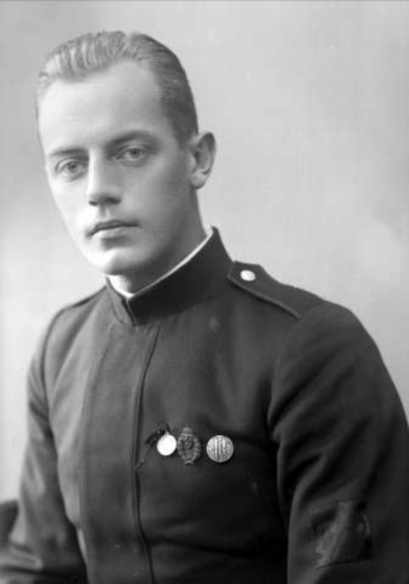 Gustav Borgen, Portrett, mann i gardistuniform. Engelhardt Olsen.