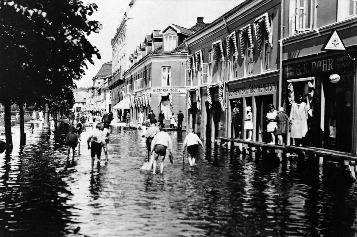 Anno Domkirkeodden, FLOM, STRANDGATA. VICTORIA HOTEL, BARN VASSER OG LEKER I GATA FORAN G. K. RØHRS TOBAKKSFORRETNING.