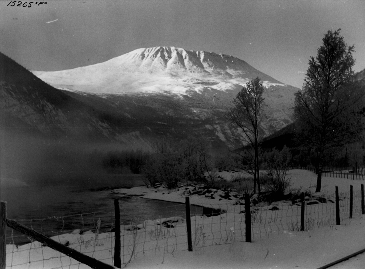 Anders Beer Wilse, Vinterlandskap med vann ved Gaustatoppen.