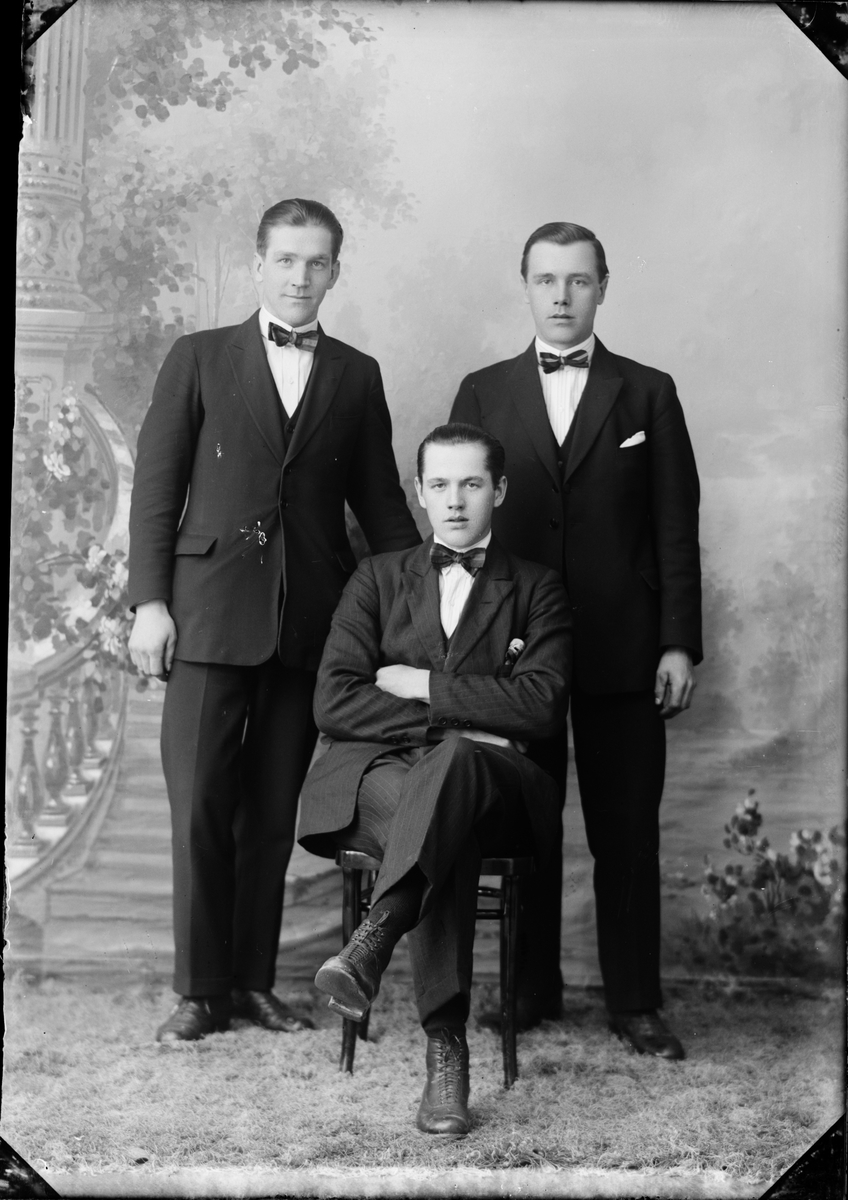 Skötsner-Edhlund, Ateljéporträtt - Tre män, Östhammar, Uppland 1925