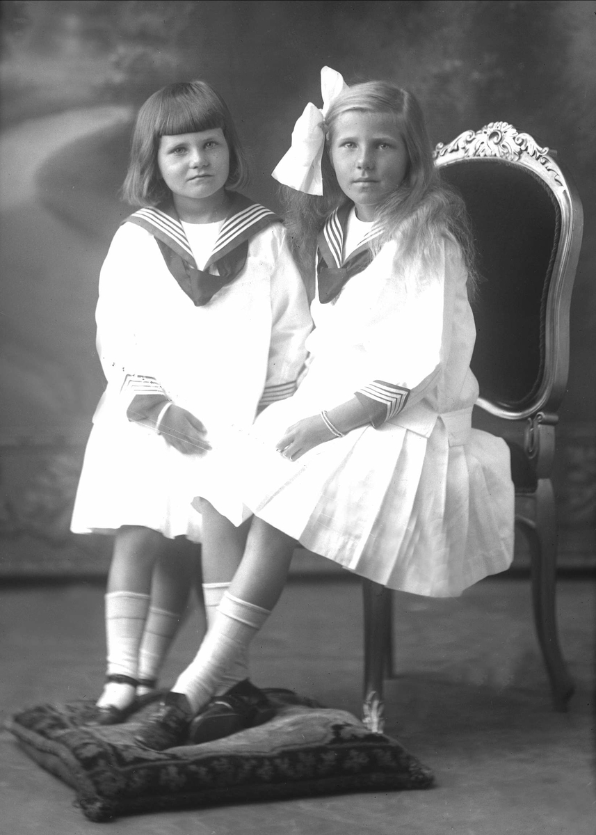 Gustav Borgen, Gruppeportrett av to jenter. Ruth Manskow f. 1906 og Ingeborg Manskow f. 1910. Barn av Signe Amalie f. Enger og Truls Martin Manskow.