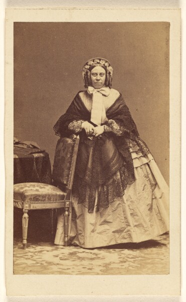 Disdéri & Cie., [Unidentified woman with curls wearing a hat, standing]