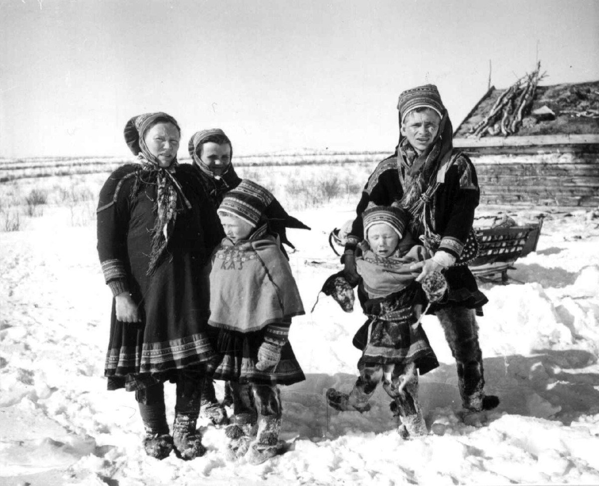 Virginia Raymond Davidson, To barn og tre voksne i kautokeino-drakter. Gargouluobbal 1958.