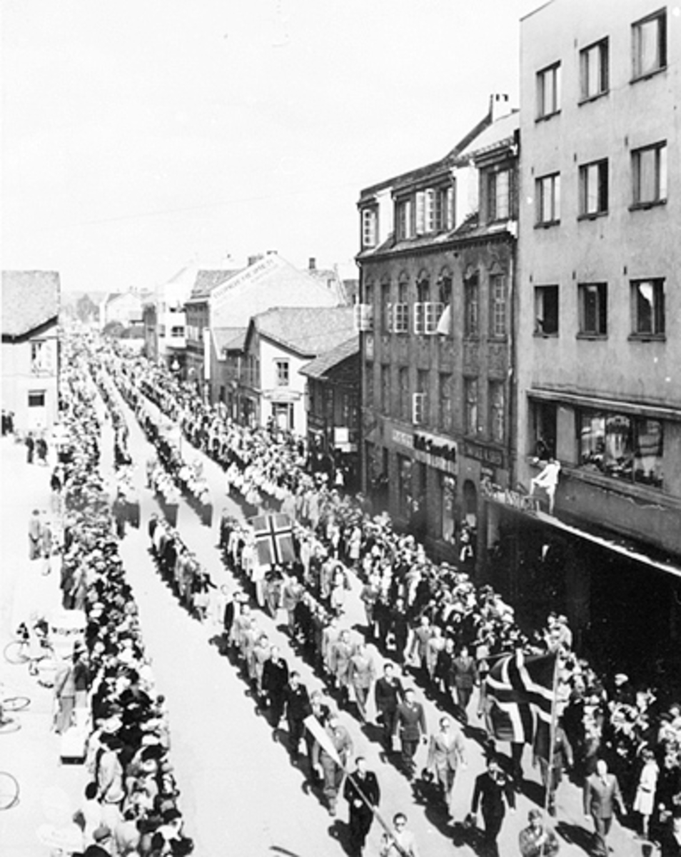 Anno Domkirkeodden, OPPTOG I VANGSVEGEN VED ØSTRE TORG, MYE FOLK, TILLSKUERE, FASADEN TIL HOTEL ASTORIA OG OPP VANGSVEGEN