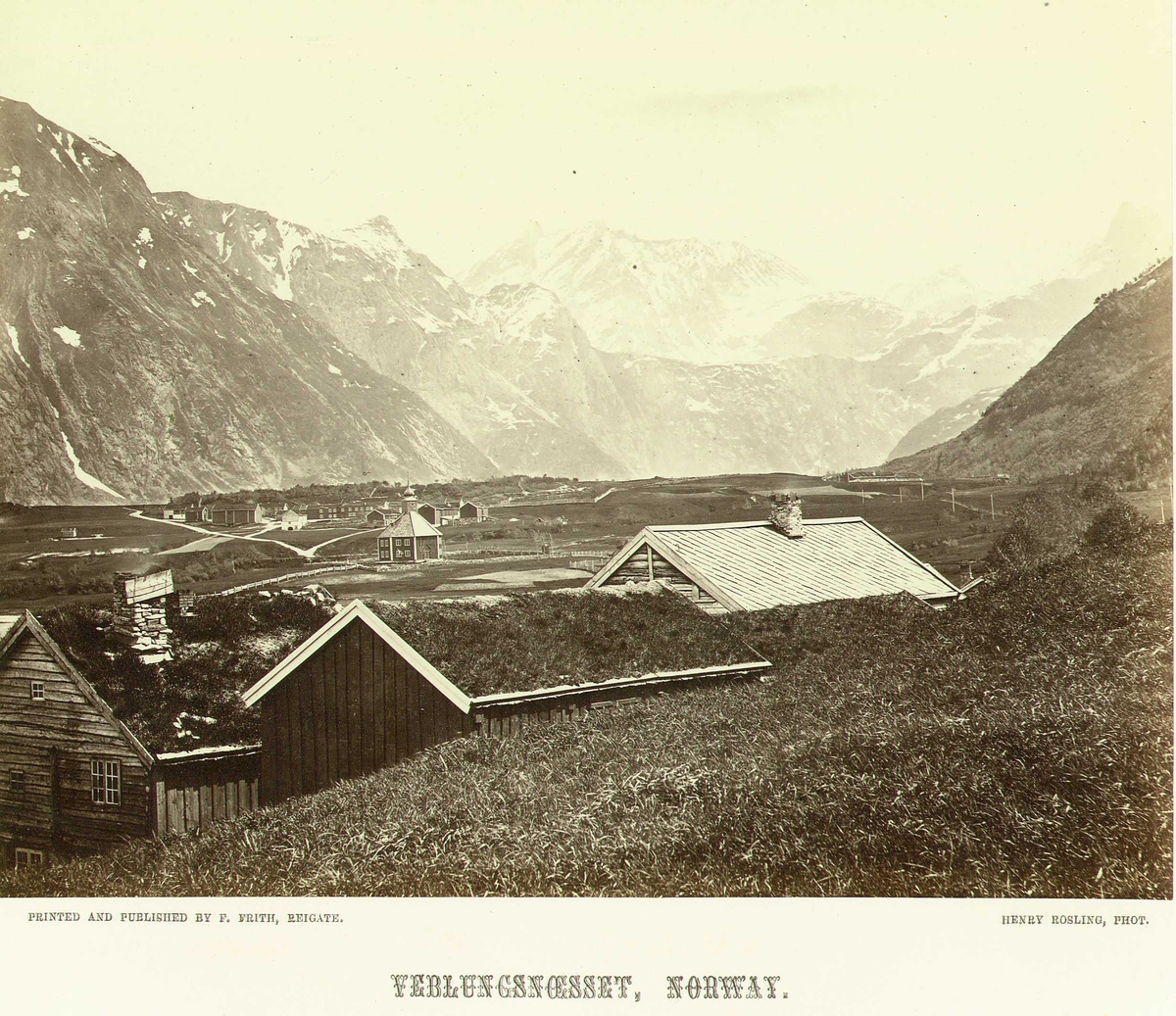 Henry Rosling, Landskap, Veblungsnes, Rauma, Møre og Romsdal. Gårdsbebyggelse i forgrunnen, bak ses åttekantede Grytten kirke (1829). Fra serie norske landskapsfotografier tatt av den engelske fotografen Henry Rosling (1828-1911).