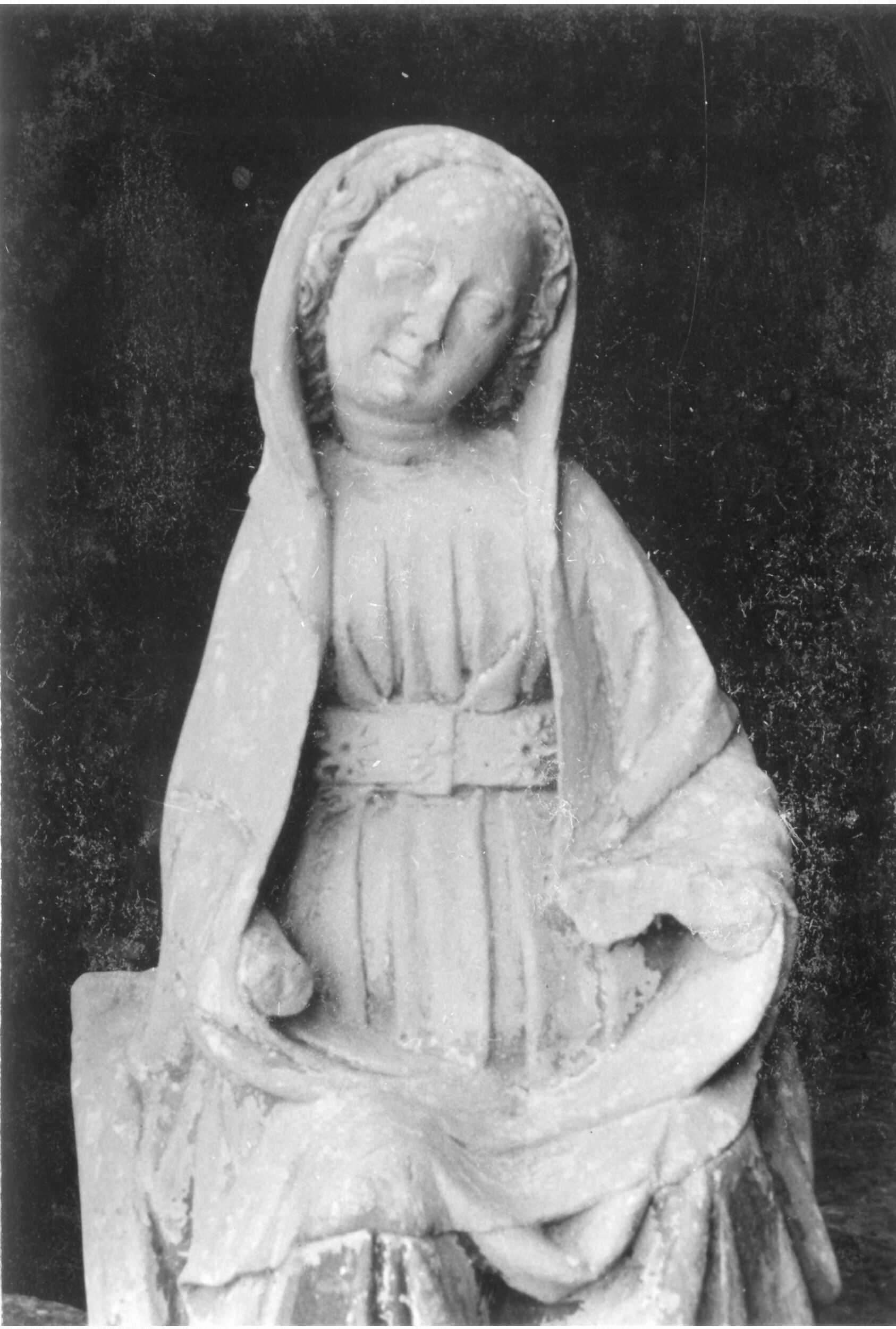 Branko Fučić, Završje (Grožnjan), crkva sv. Primusa i Felicijana, kamena gotička skulptura Madone iz oko 1460. godine, detalj
