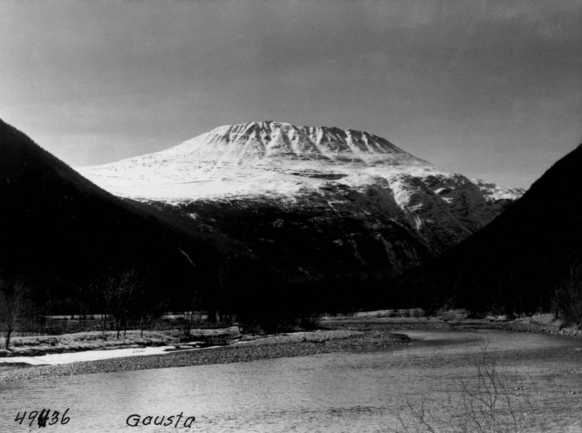 Anders Beer Wilse, Landskap med elva Måna og Gaustatoppen i Vestfjorddalen.
