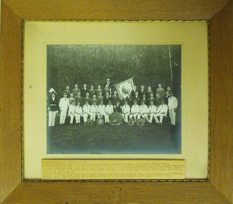Unknown artist, Junggesellenverein mit Spielleuten von 1930