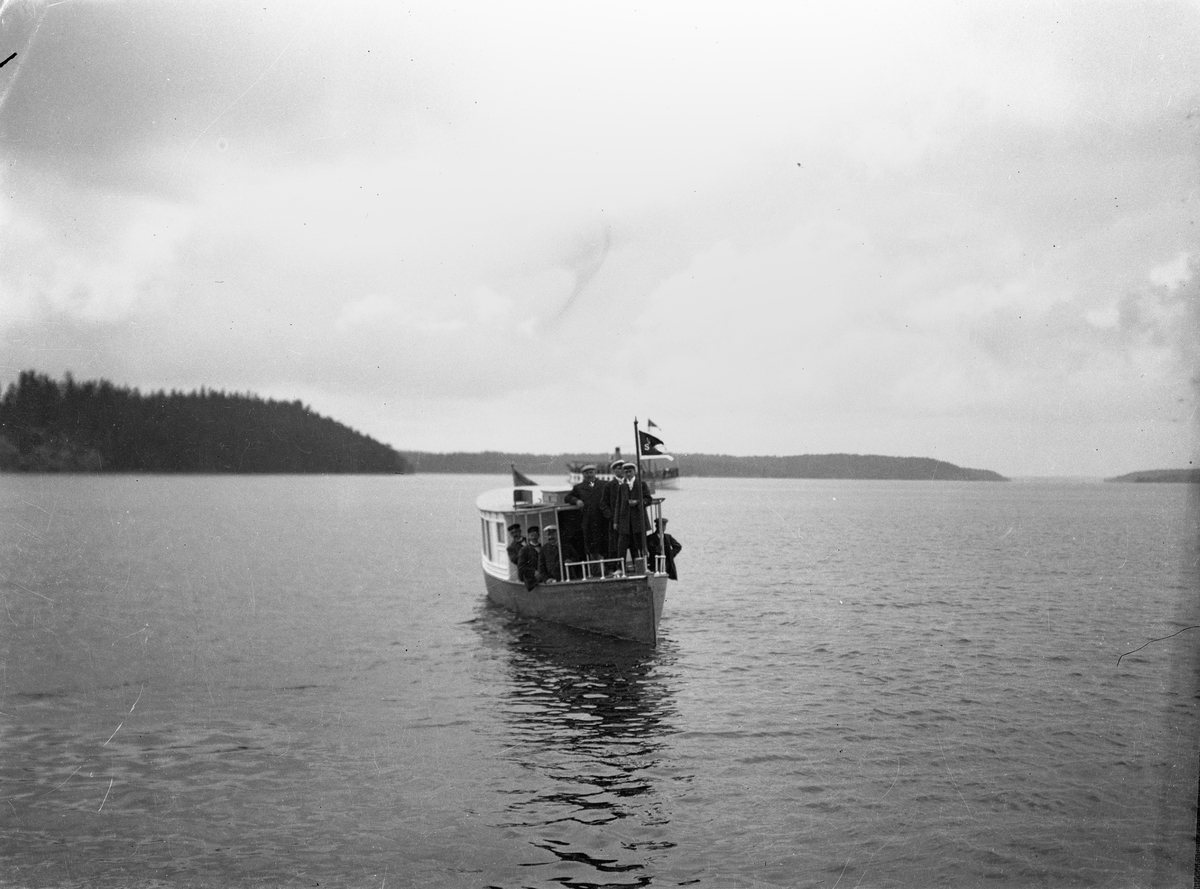 Paul Sandberg, Motorbåt med passagerare, sannolikt på Ekoln, Uppland 1929