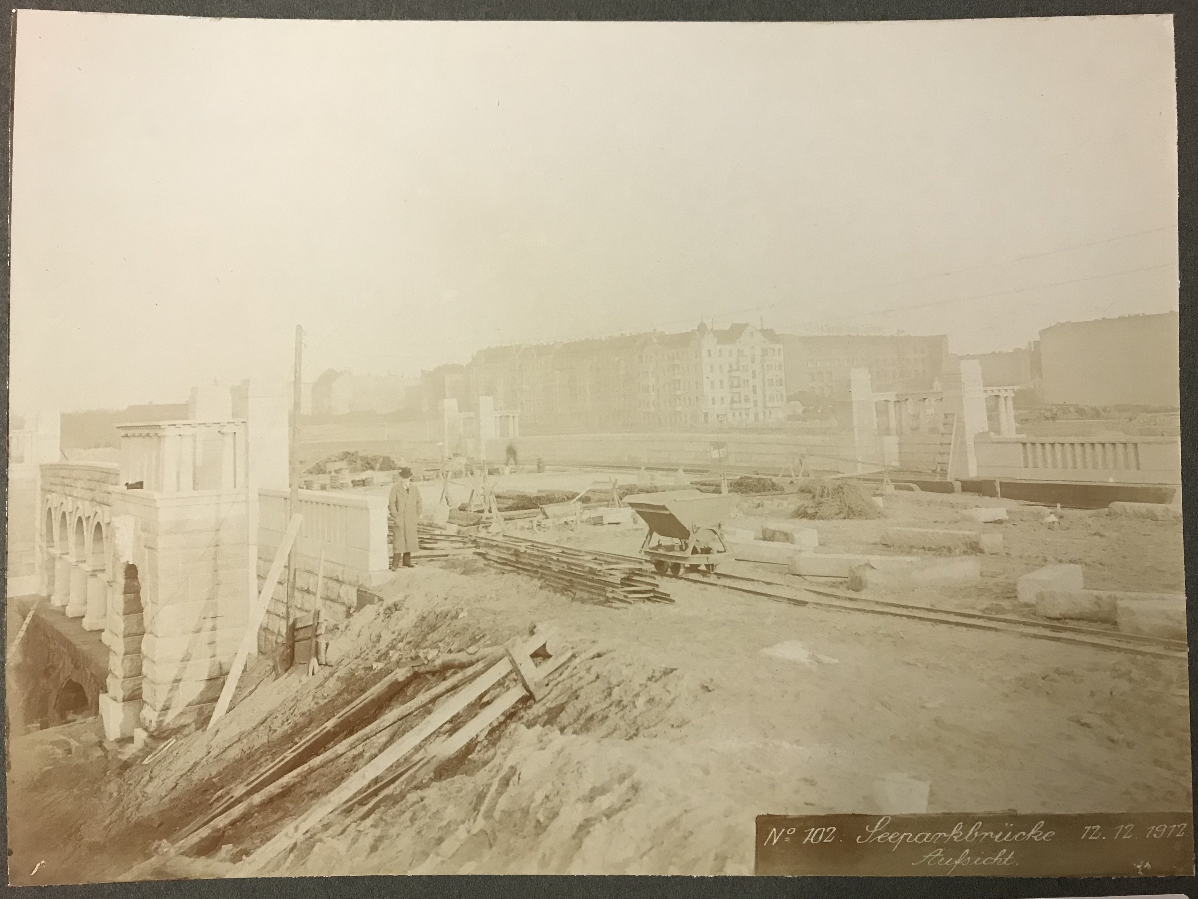 Unknown artist, Bau der Wilmersdorf-Dahlemer U-Bahnstrecke, Arbeiten auf der Seeparkbrücke
