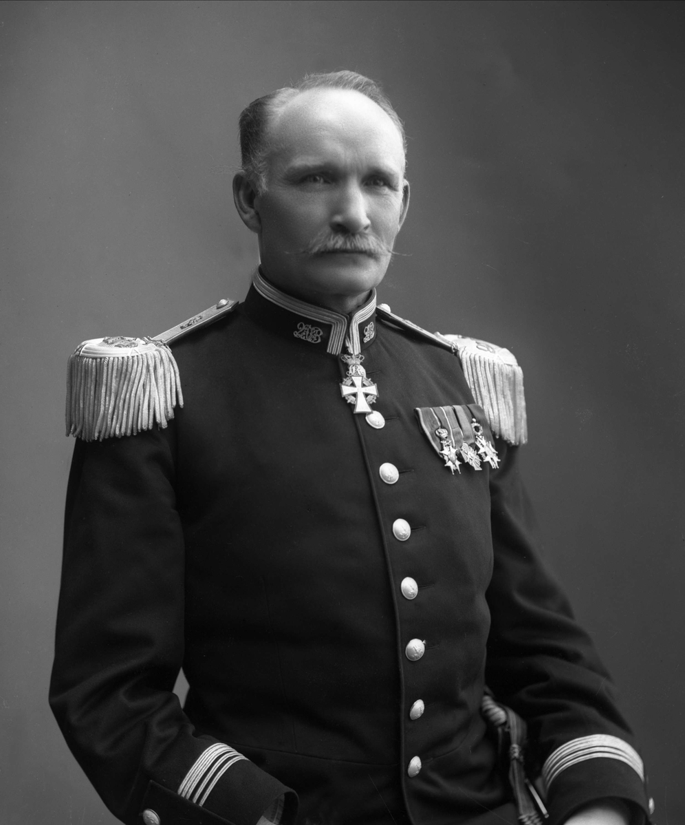 Gustav Borgen, Portrett, generalmajor Johan Lauritz Bull i uniform.