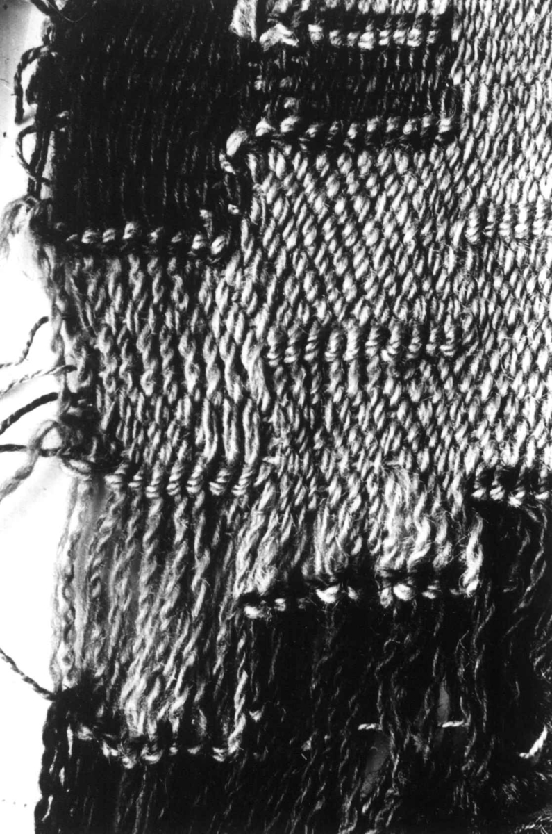 Anna Grostøl, Detalj av vrangen på ruteåkle til seng. Antagelig fra begynnelsen av 1800-tallet. Rylland, Bjelland, Marnadal, Vest-Agder 1940.