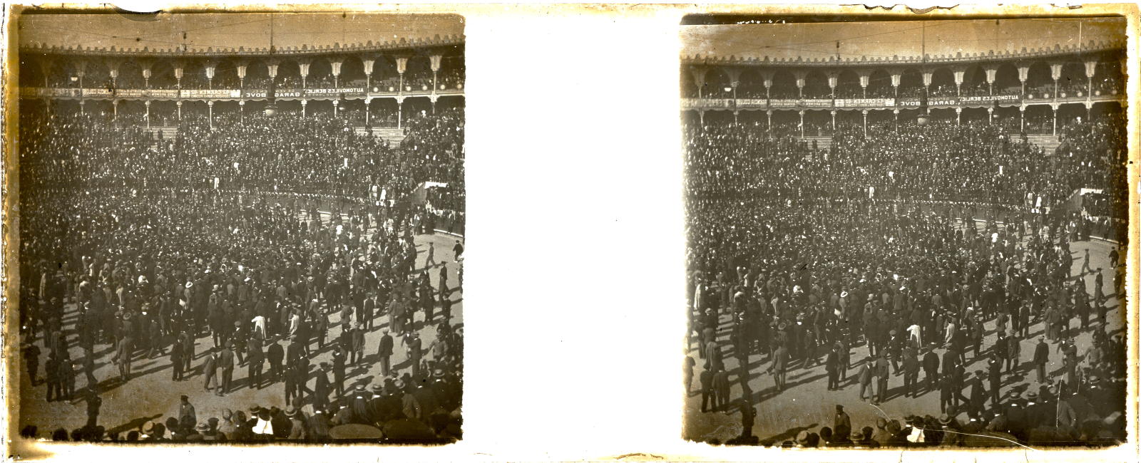 Desconegut, [Acte a la plaça de braus les Arenes]