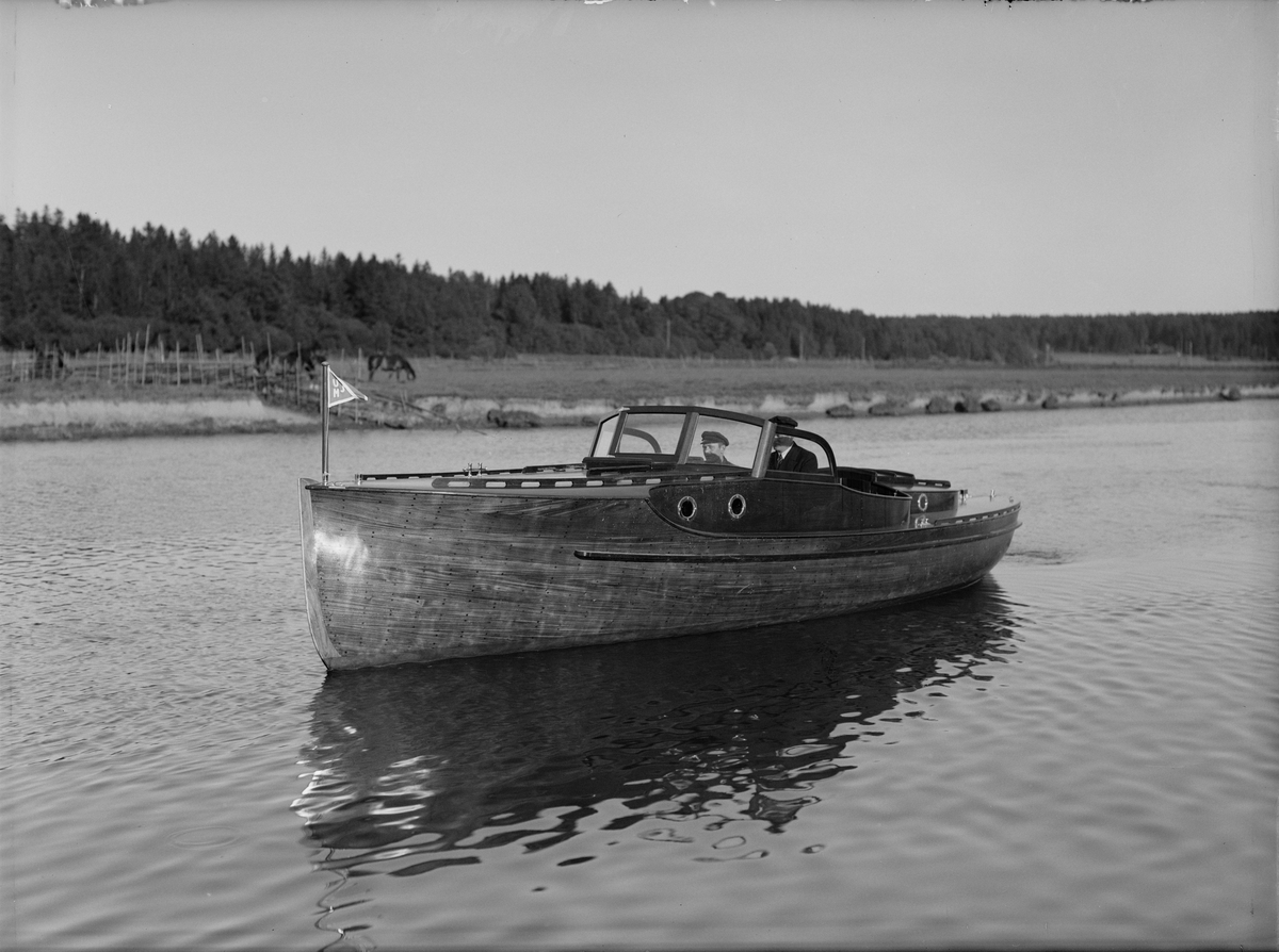 Paul Sandberg, Motorbåt, sannolikt på Fyrisån, Uppsala, 1934