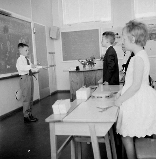 Knut Borg, Rostaskolan, klassrumsinteriör, skolbarn. Sussis och Hasses examen. Examen i andra klass, lärarinna Märta Ljung.