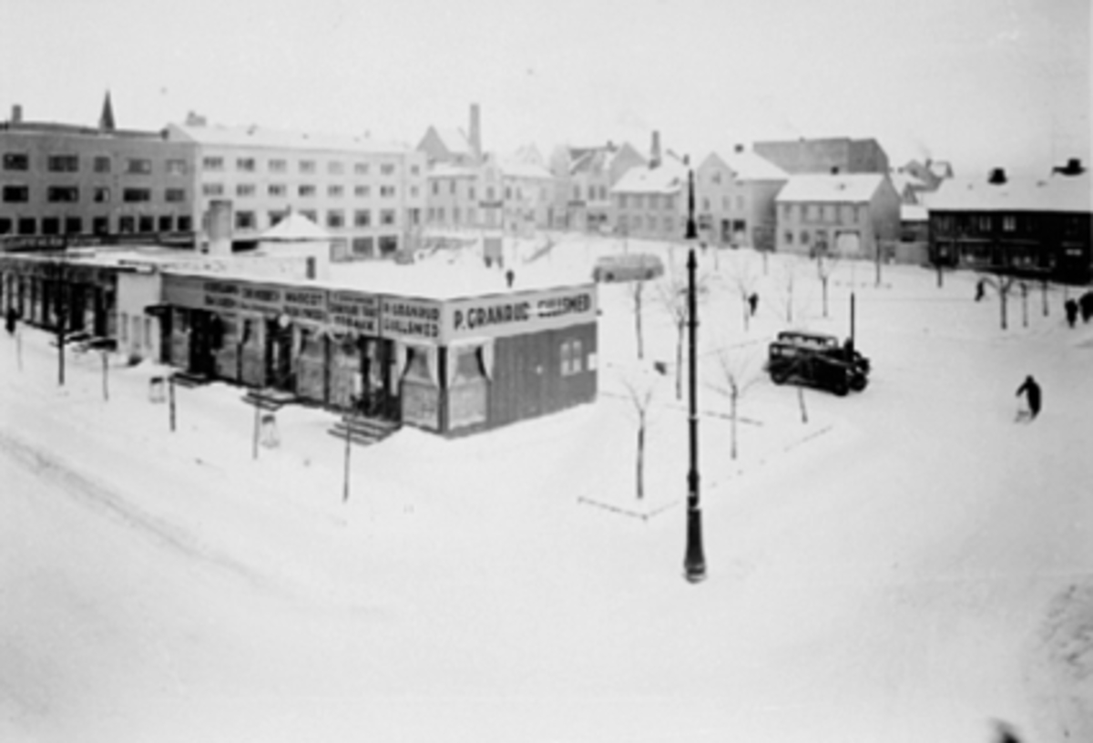 Anno Domkirkeodden, MIDLERTIDIGE FORRETNINGER ETTER BRANNEN 1935, ØSTRE TORG, GRØNNEGATA 52 BYGGES, VINTER, GODTKJØPSBASAREN, MASCOT PARFYMERI, GULLSMED P. GRANRUD