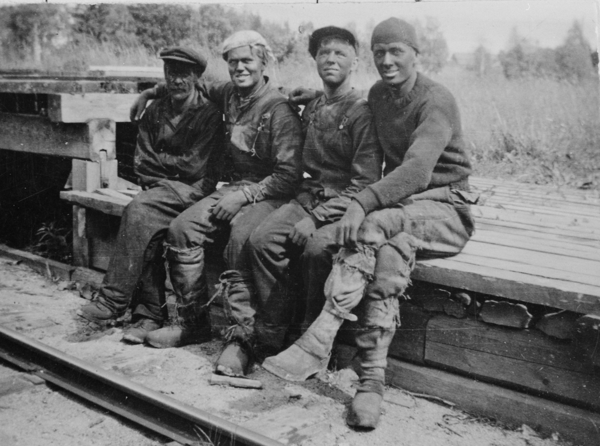 Anno Domkirkeodden, GRUPPE 4, PIPE OG KJELE SJAU VED LØTEN BRENNERI I 1930-ÅRENE, T. V. MASKINIST EMIL RIISE, DE TRE ANDRE UKJENTE.