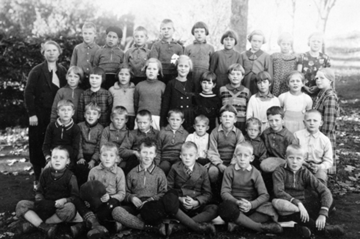 Anno Domkirkeodden, BRYNIHAUGEN SKOLE, ELEVER OG LÆRER. NOEN NAVN KJENT. FORAN F. V. 1. MIKAL MARTINSEN, 3. KÅRE ? MONSEN, 2. REKKE F. V 3. MAGNE BRENNHAGEN. LÆRERINNE GORSEN OG 4 REKKE F. V. 1. KJELL BRENNHAGEN. RESTEN UKJENTE.