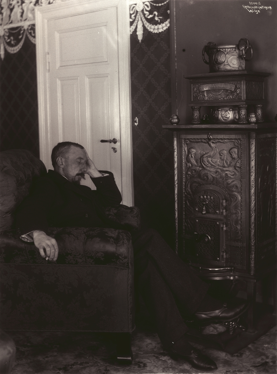 Anders Beer Wilse, Prot: Roald Amundsen - sittende ved Kaminen 7/3 1909