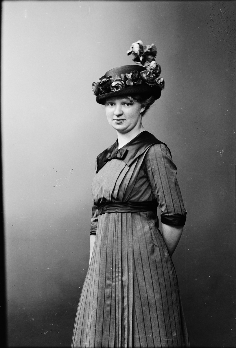 Skötsner-Edhlund, Ateljé Portrait - Woman in Hat with Flowers, Östhammar, Uppland