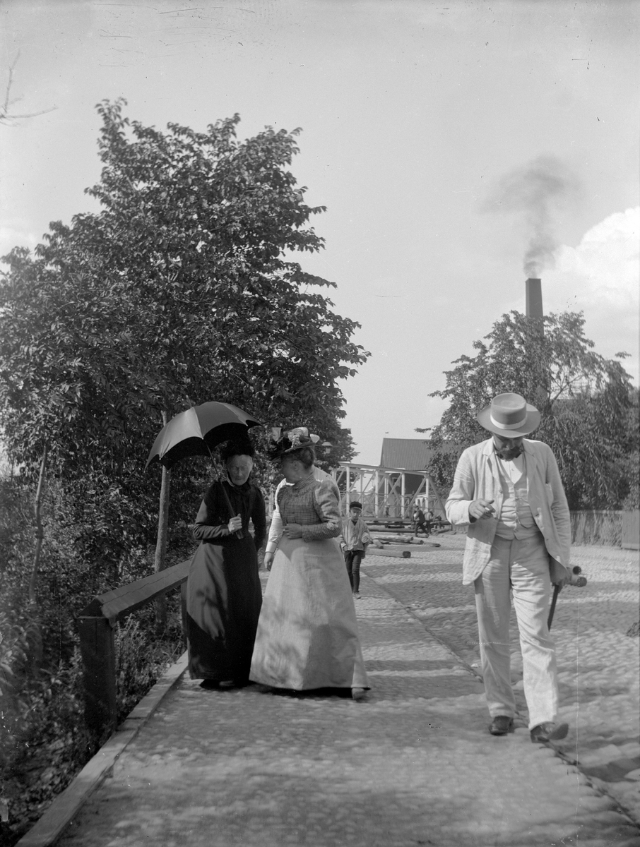 Carl Liljefors, Josefina Liljefors, Lina Widerbäck and Artur Rydin on SvartJosJos, the bridge in the background, Uppsala 1901