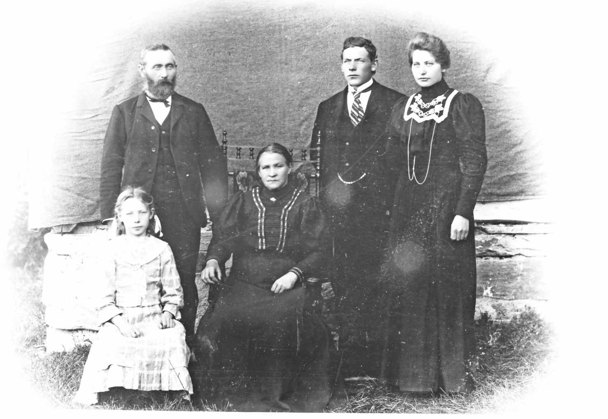 Rachel Haarseth, Familiebilde, personer, klær, stol,