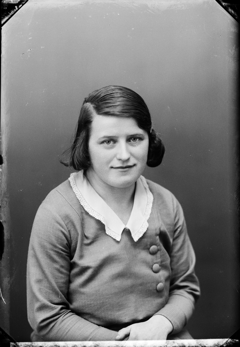 Skötsner-Edhlund, Ateljéporträtt - Ruth Björk från Väddika, Hökhuvud socken, Uppland