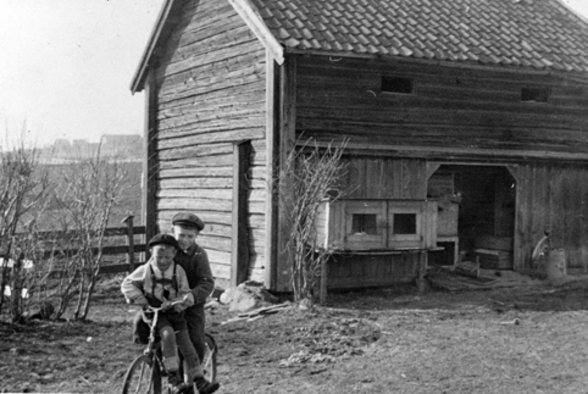 Anno Domkirkeodden, UTHUS GARD I STANGE, ODD KJELL OG ANNAR SKJEGSTAD PÅ SYKKEL, BARN I LEK, 2. VERDENSKRIG, 18-4-1945